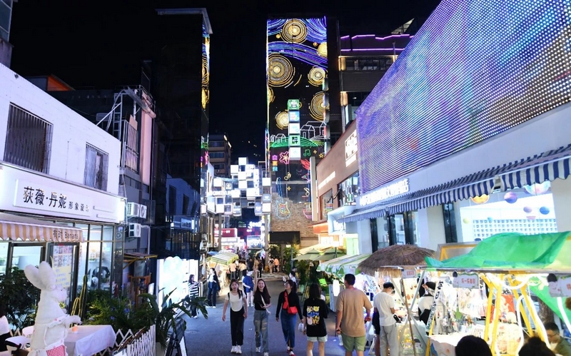市民游客在南明区“青云市集”内休闲消费。