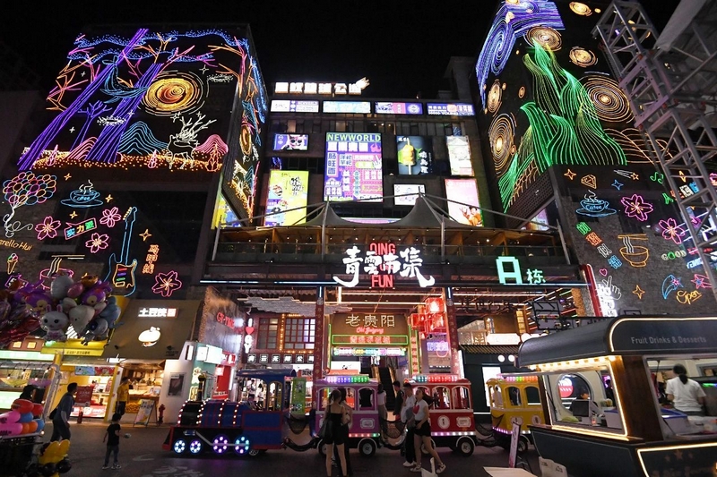 市民游客在南明区“青云市集”内休闲游玩。