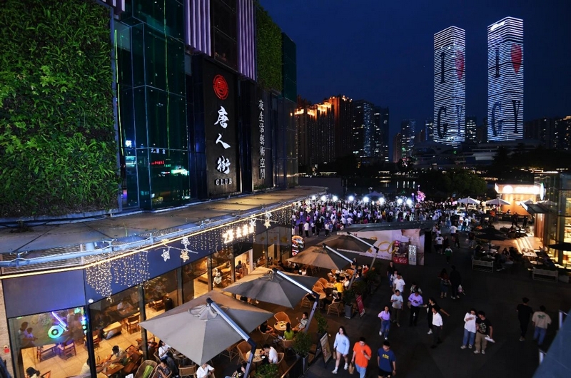 市民游客在南明区花果园购物中心休闲消费。