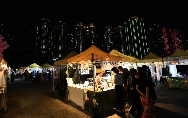 市民游客在南明区花果园湿地公园海豚广场上的“小花”直播路演场购买饰品。
