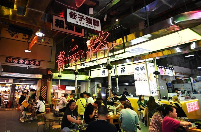 市民游客正在品味贵阳特色小吃。