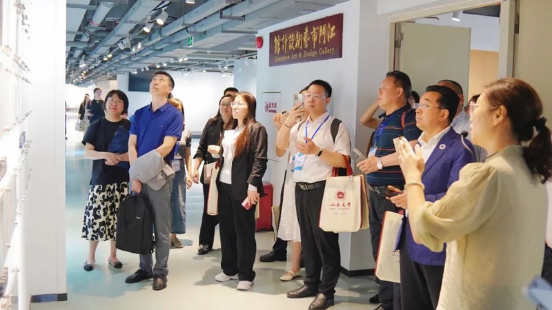 考察组深入参观五邑大学各类教育教学场景。