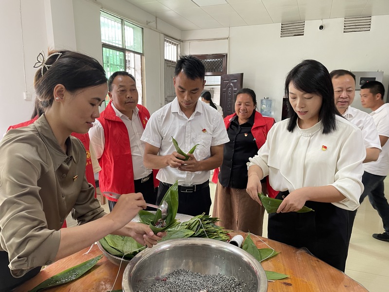 碧波鎮開展“端午佳節頌黨恩·村企紅盟粽情深”活動。凱裡市委宣傳部  供圖