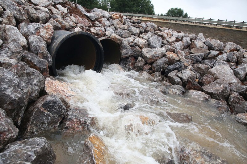 洛泽河提水工程向杨湾桥水库补水管道口喷涌而出的汩汩清流。