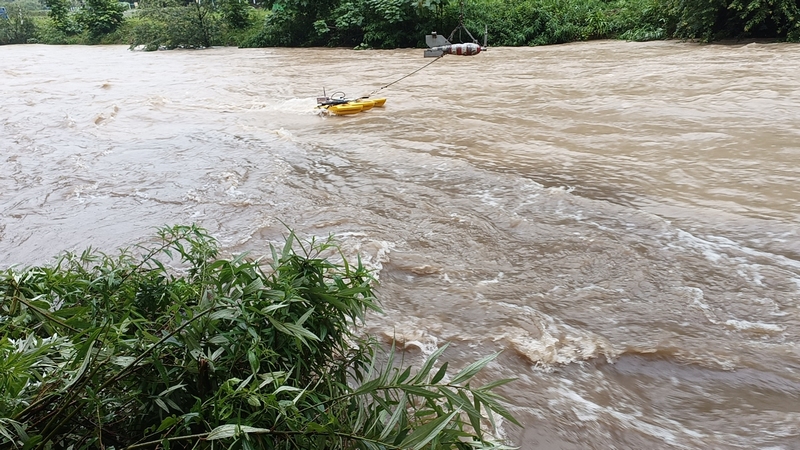 使用ADCP进行测流。艾冰摄