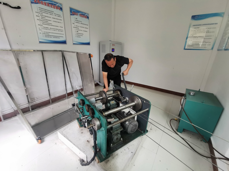暴雨导致供电停止，工作人员通过手摇绞车开展测流工作。艾冰摄