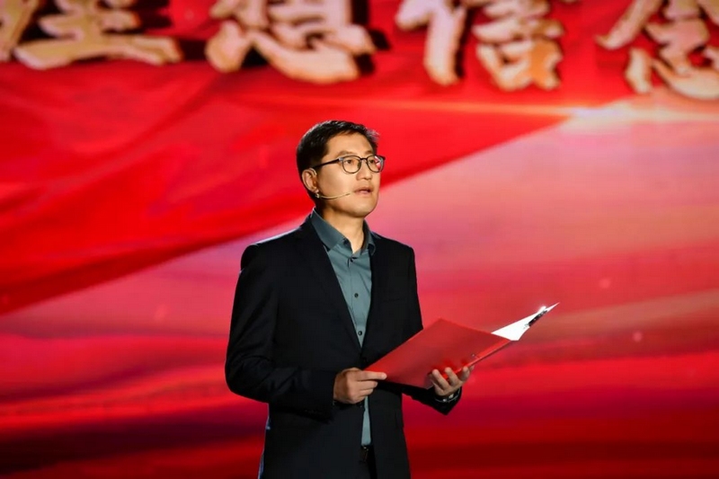 邹联克讲课。