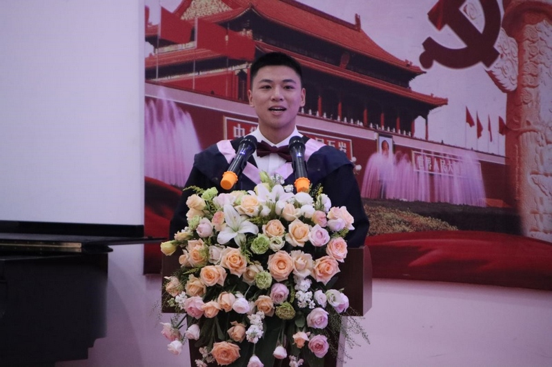 优秀毕业生代表谭跃发言。