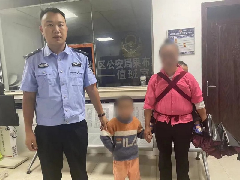 將孩子移交家屬加強管護。