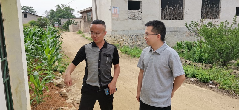 李正恆帶著新任駐村第一書記張龍進山入戶，實地了解吳關村的有關情況。2.jpg