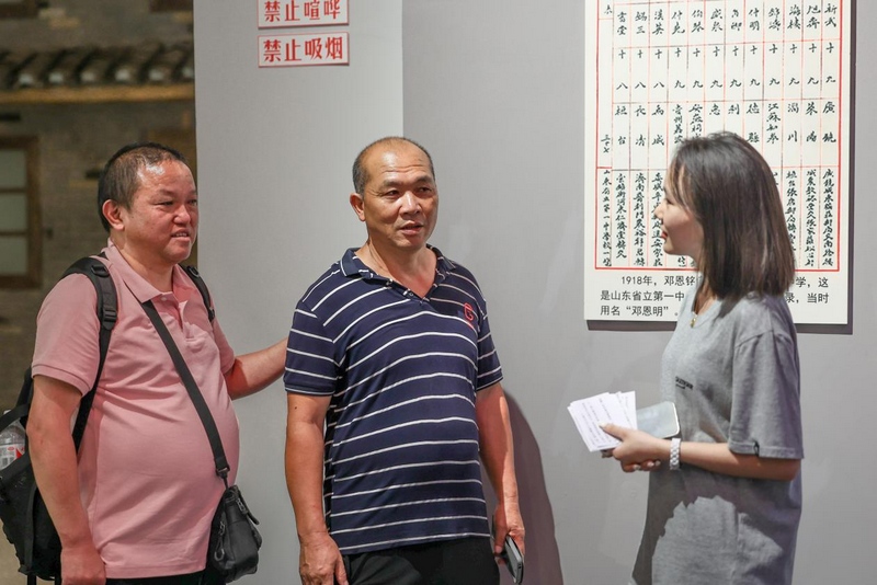 宣讲团与参观游客互动。