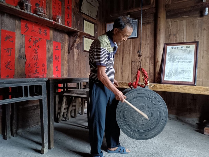 2、演奏“铜鼓十二调”。陈湘飚摄.jpg