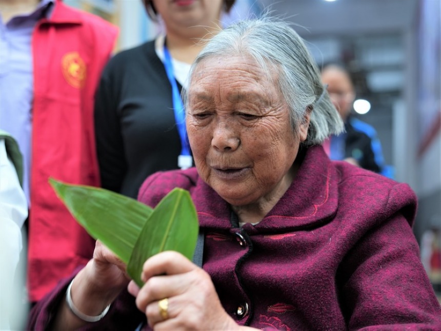 2023年6月21日大方縣紅旗街道包粽子比賽現場。