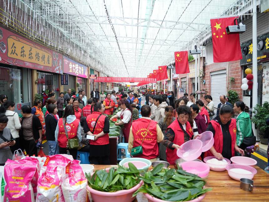 2023年6月21日大方縣紅旗街道包粽子比賽現場。