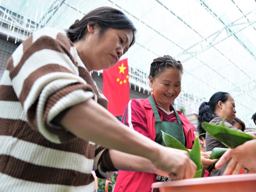 2023年6月21日大方縣紅旗街道包粽子比賽現場。