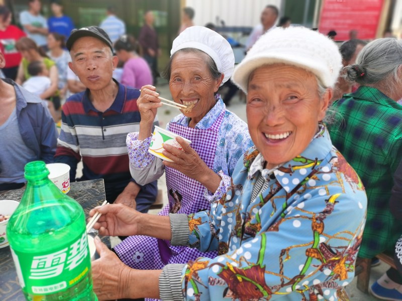 开心聚餐 黄勇摄.jpg