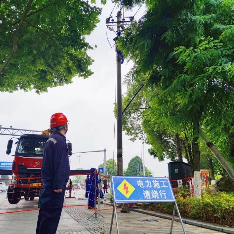 贵阳观山湖区遭遇雷雨天气,为全面消除涉电公共安全隐患,南方电网抢修人员前往观山湖区观山西路,对10千伏世潭北线4310开关进行升级改造,并将原来的裸导线更换为绝缘导线,共换线450余米,保障了中铁阅山湖云著小区、贵阳市外事办公室、观山湖区第八中学以及贵阳市科技馆馆等沿线用户安全可靠用电。(欧健 、周晓珊 摄).jpg