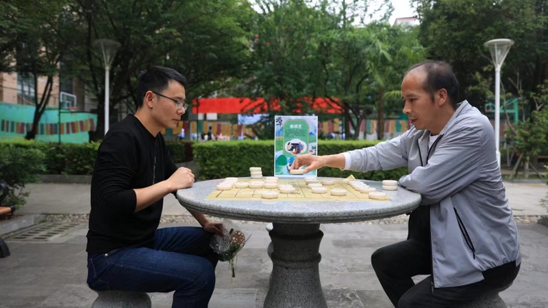 活动现场，税务局干部职工正进行象棋对弈。