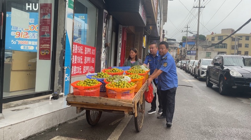 安顺经开区城管划线整治马路摊点，摊贩不再“打游击”。程倩摄