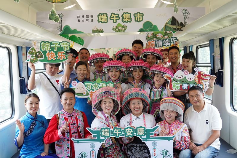 5、 端午假期，5630次“小慢车”上，旅客与演出人员合影留念.JPG
