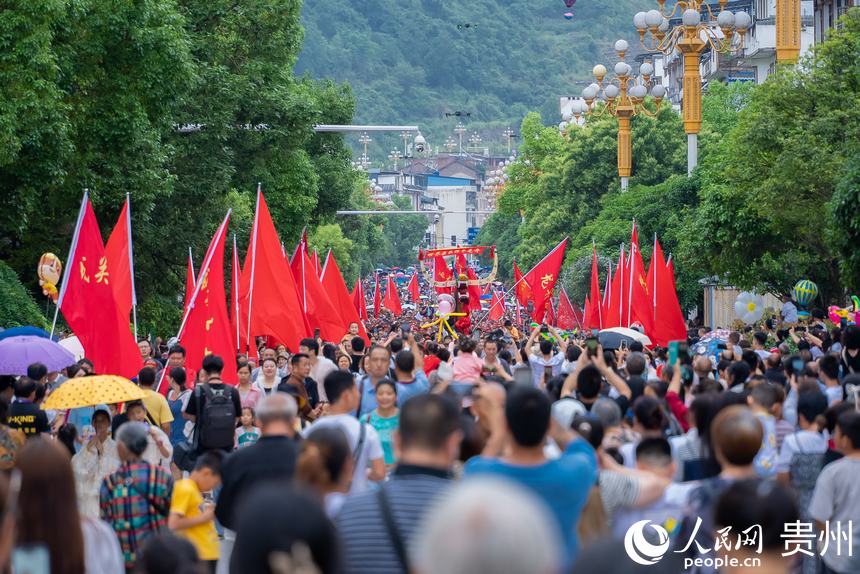 航拍施秉县独木龙舟巡游现场。人民网记者 涂敏摄