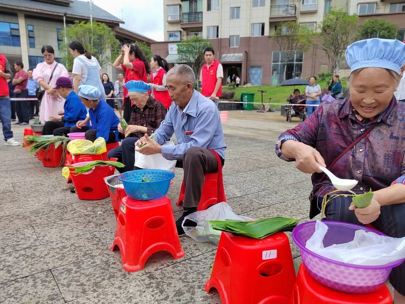 惠泽家园举行包粽子比赛活动1.jpg