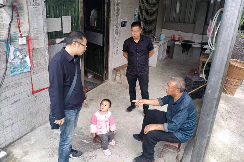 3 赵晓林在村内走访。(受访者供图)