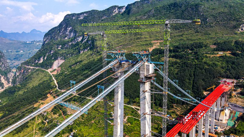 贵州纳雍至晴隆高速公路控制性工程牂牁江大桥主缆顺利架设完成，下一步将进行钢桁梁吊装。