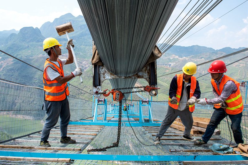 贵州纳雍至晴隆高速公路控制性工程牂牁江大桥主缆顺利架设完成，下一步将进行钢桁梁吊装。