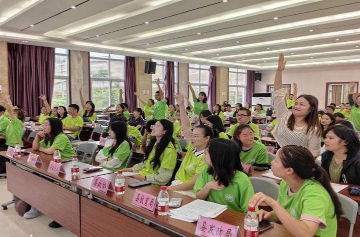 现场互动问答环节气氛活跃。