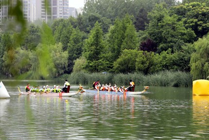 觀山湖區：端午假期旅游消費人氣旺劃龍舟、購物、享美食、到各景點打卡……觀山湖區的這個端午假期，群眾出游熱情高漲，旅游市場持續火熱。