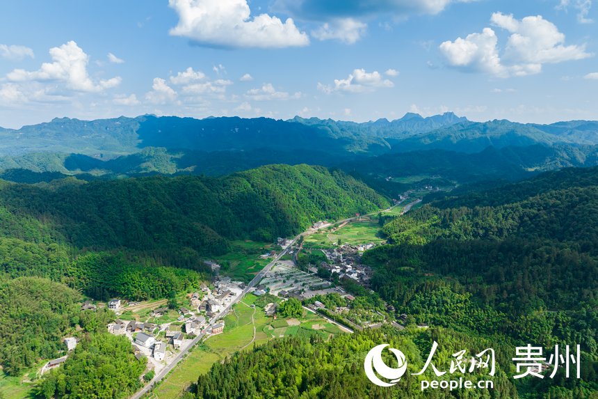 航拍江口至梵淨山環線公路。人民網記者 涂敏攝