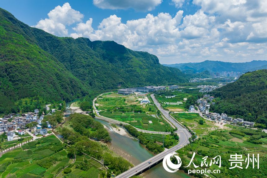 航拍江口至梵淨山環線公路。人民網記者 涂敏攝