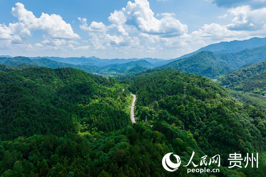 在山间穿行的江口至梵净山环线公路。人民网记者 涂敏摄