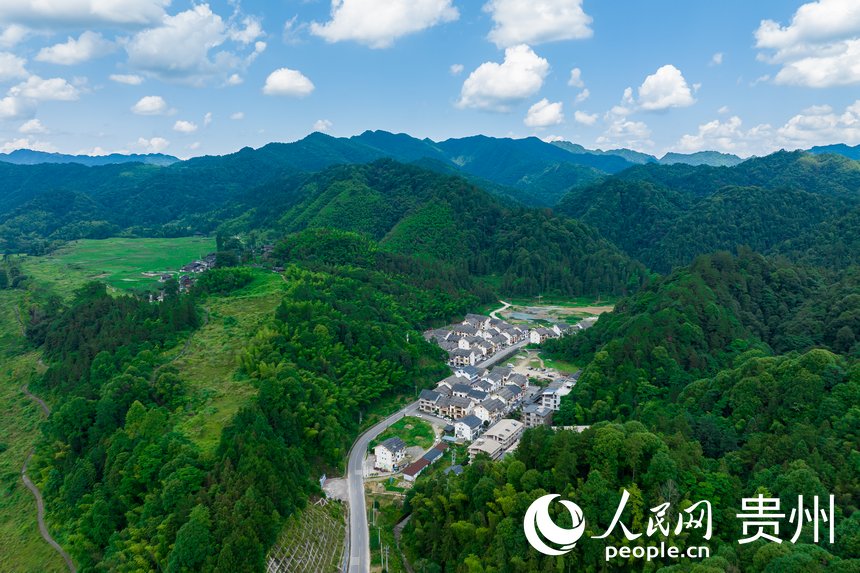 江口至梵净山环线公路旁的村庄。人民网记者 涂敏摄