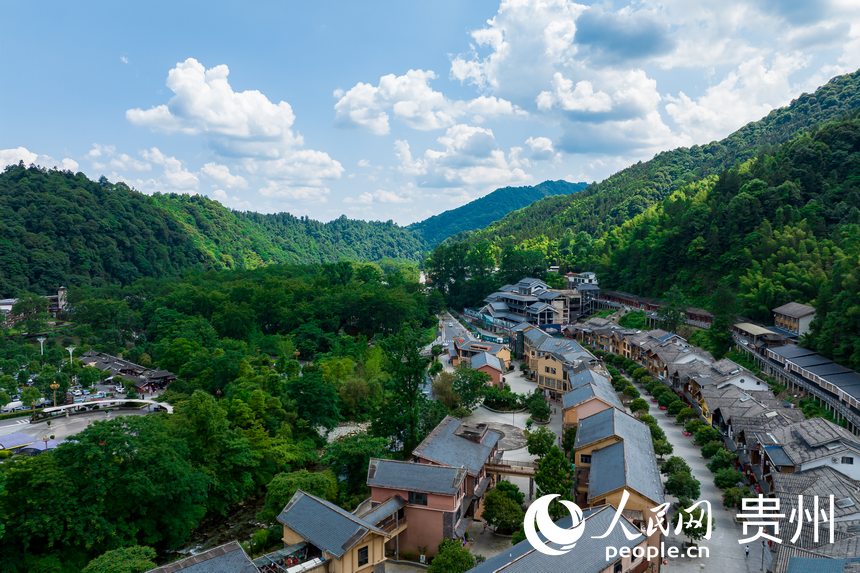 江口至梵淨山環線公路旁的餐館與民宿。人民網記者 涂敏攝