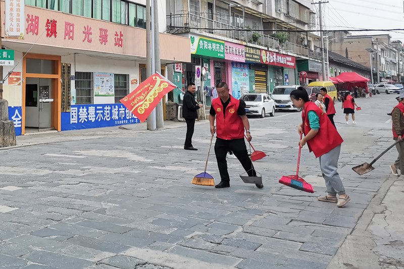 志願者沿街清掃垃圾。
