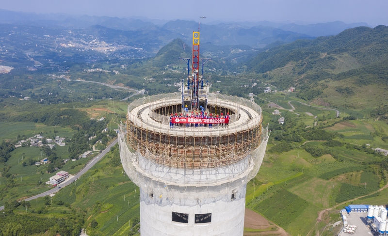 6月26日,威赫电厂实现项目烟囱安全到顶。