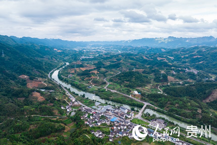 航拍荔波至王蒙至瑤山“共同富裕路”兩側的村庄和農田。人民網記者 涂敏攝