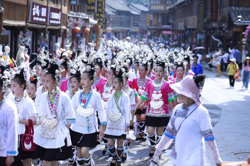 贵州省2023 年“文化和自然遗产日”盛装巡游。