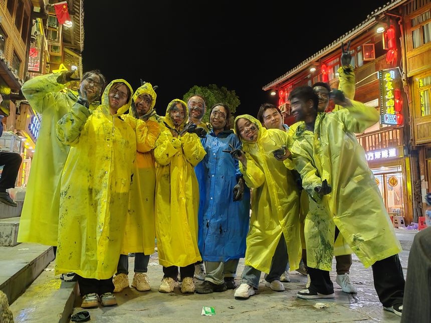 游客參加肇興谷雨節“抹花臉”活動。