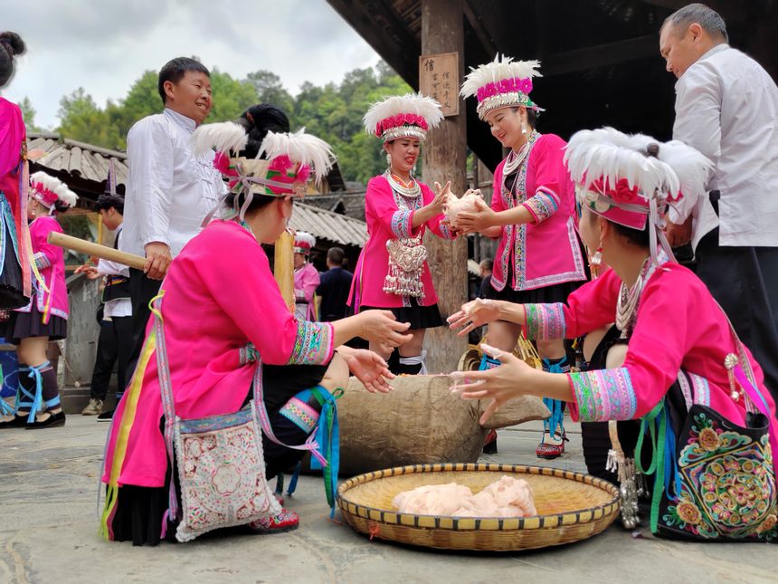 肇兴侗寨传统打糍粑。