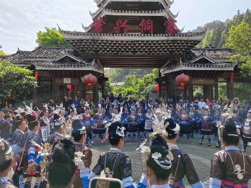 肇兴侗寨村民踩歌踏舞迎宾。