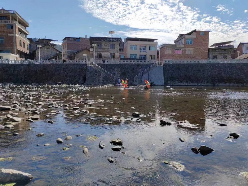 河道保洁员清理河道垃圾。