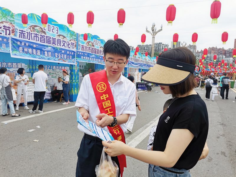 現場講解金融知識。