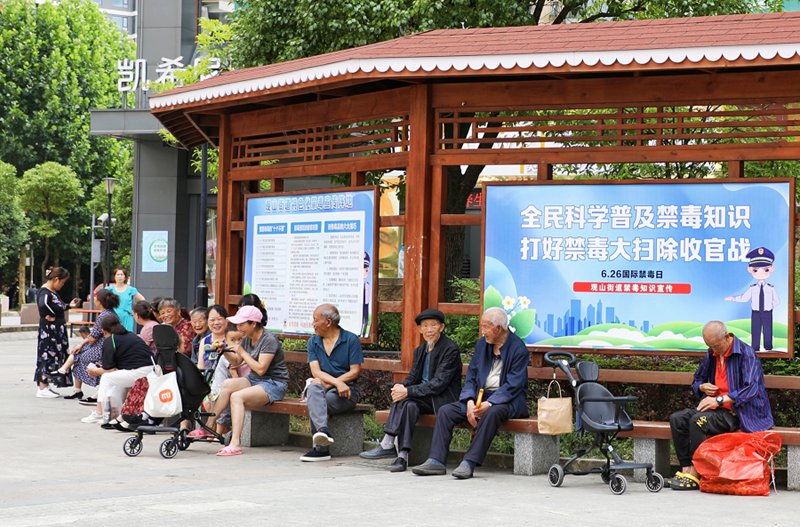 居民在社區文化廣場休憩。