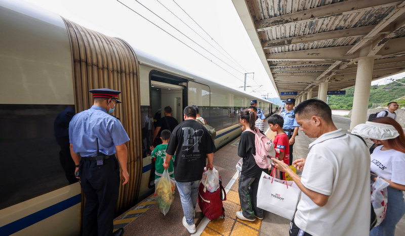 6月29日，铁路公安民警在沪昆高铁贵州铜仁南站维持秩序。