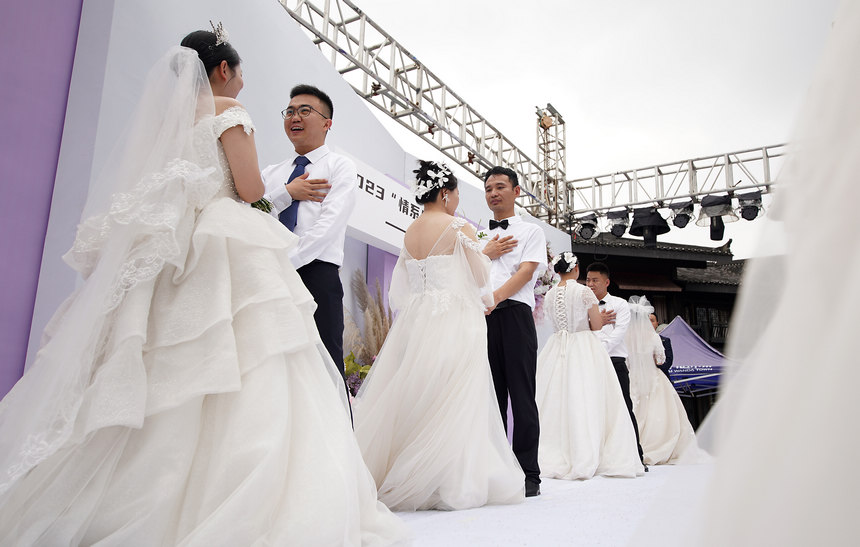集體婚禮上，新郎向新娘說出愛的誓言。 