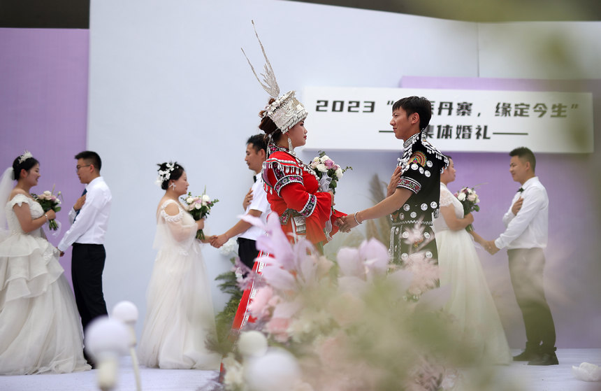 集體婚禮上，新郎向新娘說出愛的誓言。 