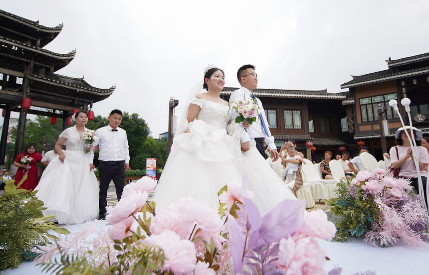 集體婚禮上的新人們。